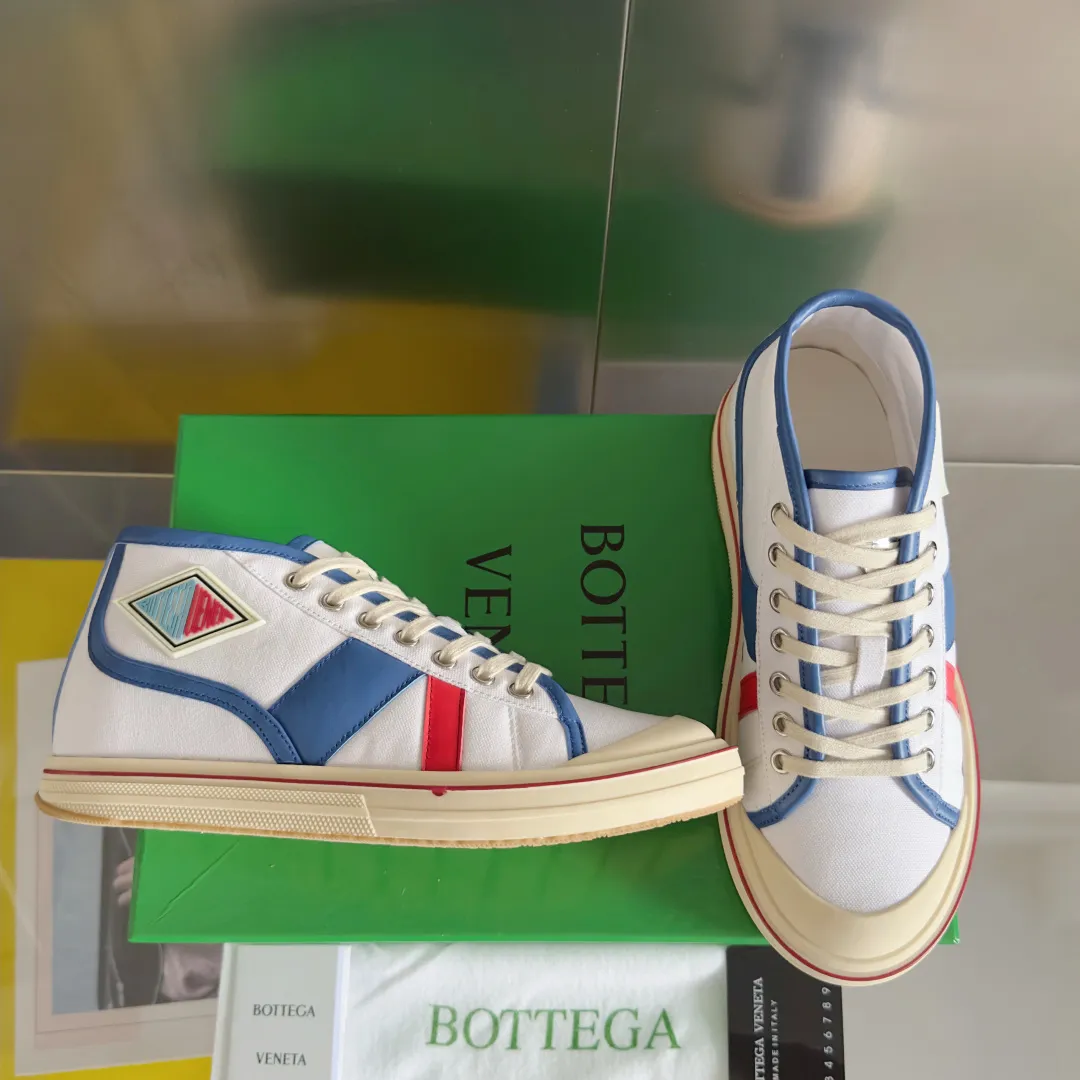 Top version: Couple model 580💰 Bottega Veneta Bottega Veneta BV’s latest Eliot series retro basketball shoes casual sports canvas shoes Bottega Veneta 2025 spring and summer show new shoes Eliot is on the market. Inspired by retro basketball sneakers, the color combination highlights youthful vitality and perfectly interprets the theme of youth and childlike innocence. The details are also very particular. The summer canvas brings excellent durability and comfort. Designs such as calfskin trim, rubber toe caps and hand-painted retro red lines are full of retro feel. The round toe and convex sole add a modern feel. Exquisite packaging at the delivery counter🛍📦 ▪️Fabrics: Original customized high-density canvas + cowhide ▪️Inner lining: Original customized breathable canvas ▪️Sole: Original open-molded anti-slip TPU material ▪️Sole thickness: 3CM ▪️Size: Women’s 35-41 / [Men’s 39-45 pre-sale]